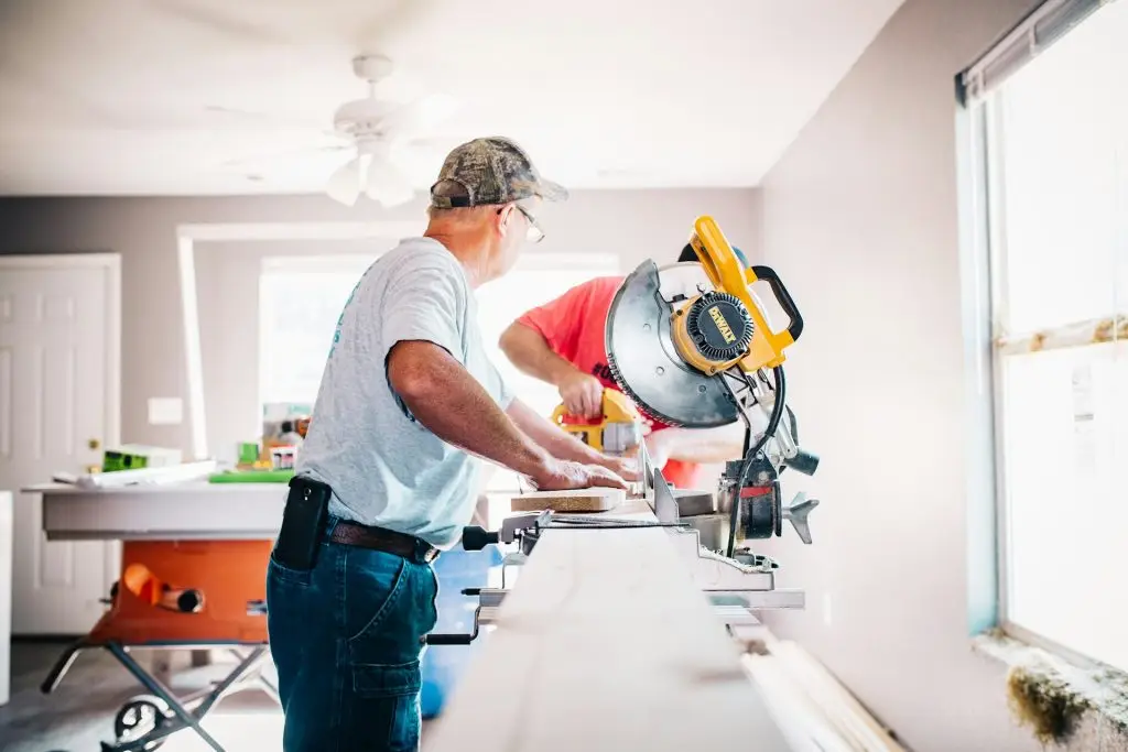 artisan travaillant sur une planche ayant besoin d'un site internet à Lavaur