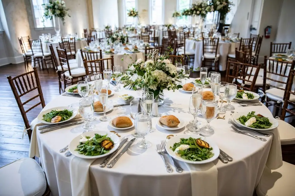 Table de mariage dressée par un traiteur événementiel